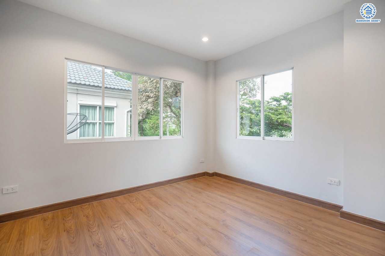 บ้านมือสองตกแต่งใหม่ โครงการ มณีรินทร์พาร์ค รัตนาธิเบศร์-ท่าอิฐ แบรนด์ Property Perfect เนื้อที่ 59.4 ตร.ว. ฟังก์ชัน 3 ห้องนอน 3 ห้องน้ำ จอดรถได้ 2 คัน บนทำเลศักยภาพ เชื่อมต่อทั้ง ถนนรัตนาธิเบศร์ และถนนราชพฤกษ์ ใจกลาง 2 เซ็นทรัลฯ ใกล้ทางด่วน "งามวงศ์วาน" และรถไฟฟ้า "สถานีบางรักน้อยท่าอิฐ"...